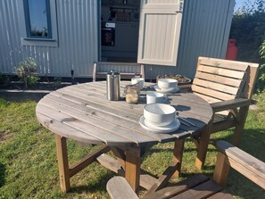 Outdoor dining - Daphne our shepherds hut (Blackford)