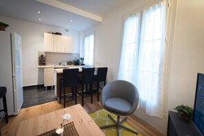 Interior - La Défense view, Contemporary, all comforts. (Puteaux)