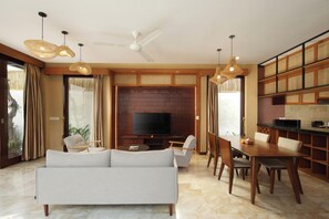 40-inch LED TV with cable channels - Kanadea Villa Canggu by Ini Vie Hospitality. (Canggu)