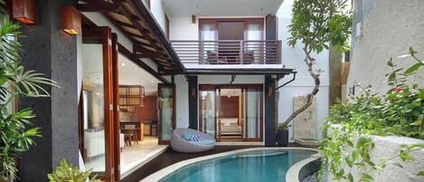 Una piscina cubierta