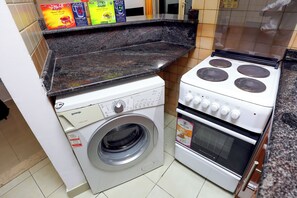 Kühlschrank, Mikrowelle, Ofen, Wasserkocher