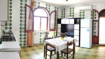 Refrigerador, horno, parrilla de estufa y cafetera y tetera