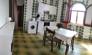 Fridge, oven, stovetop, coffee/tea maker