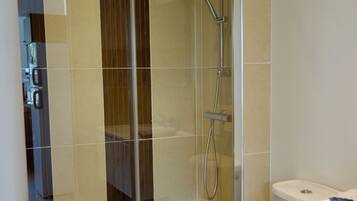 Douche, sĂšche-cheveux, serviettes fournies, savon