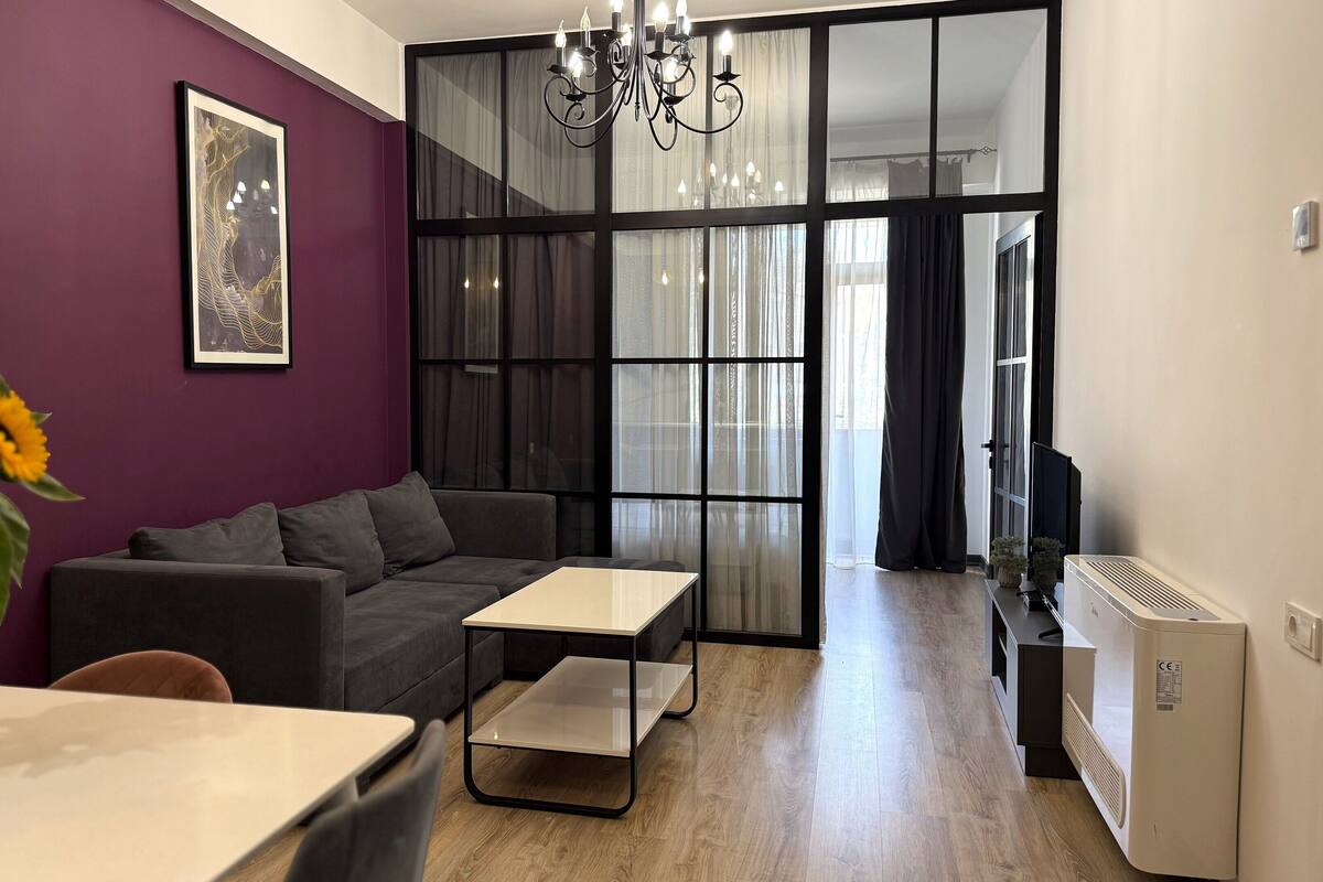 Apartemen Keluarga, 2 kamar tidur, Bebas Asap Rokok, balkon | Area keluarga | Smart TV 40-inci dengan saluran TV kabel