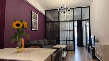 Familielejlighed - 2 soveværelser - ikke-ryger - balkon | Opholdsområde | 40-tommers smart-tv med kabelkanaler