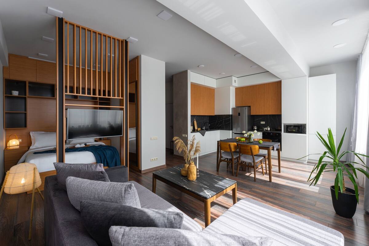 Apartemen Panorama, 1 Tempat Tidur King dengan tempat tidur Sofa, Bebas Asap Rokok, pemandangan kota | Area keluarga | Smart TV 40-inci dengan saluran TV kabel