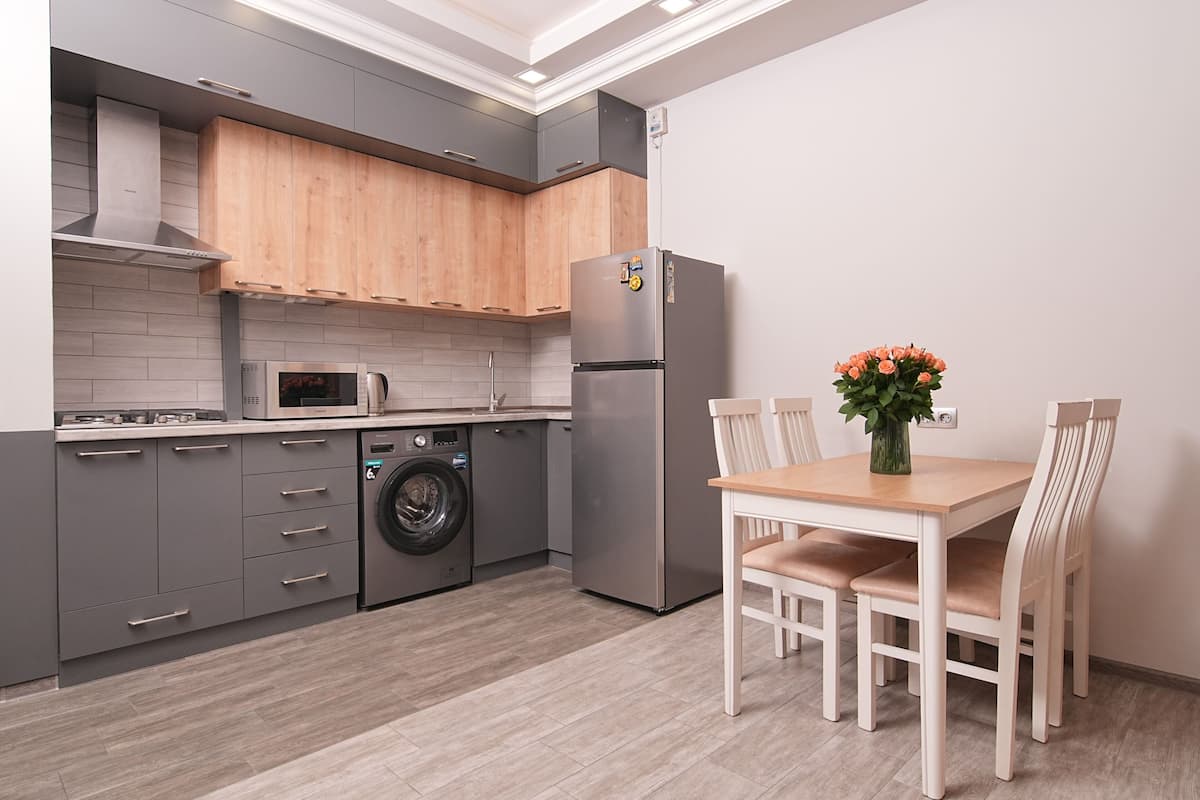Appartement Supérieur, 1 trÚs grand lit et 1 canapé-lit, non-fumeurs, balcon | Cuisine privée | Grand réfrigérateur, micro-ondes, bouilloire électrique, grille-pain