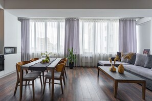 Departamento panorámico, 1 cama King size y sofá cama, para no fumadores, vista a la ciudad | Área de sala de estar | Smart TV de 40 pulgadas con canales por cable 