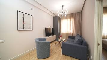 Family Apartment, 2 Bedrooms, Non Smoking, Air conditioning | Living area | 40-inch Smart TV with cable channels