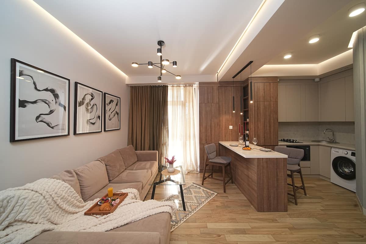 Junior Apartment, 1 Katil Raja (King) dengan Katil Sofa, Non Smoking, Balcony | Ruang tamu | 40 inci sebuah televisyen pintar dengan kabel