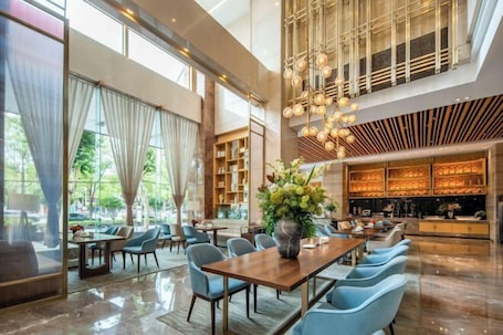 Lobby lounge. Wuhan Huazun Tianlun Hotel