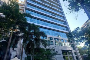 A multi-story building with a modern architectural design, featuring a glass facade and a series of balconies. - Jinjiang Inn (Shenzhen Nanshan Science & Technology Park) (Shenzhen)