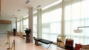 A spacious lobby with a reception desk, seating area, and large windows allowing natural light. - Jinjiang Inn (Shenzhen Nanshan Science & Technology Park) (Shenzhen)
