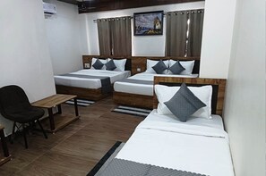 Habitación familiar, varias camas | 1 habitación, sábanas de algodón egipcio y ropa de cama de alta calidad 