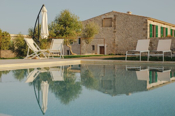 Outdoor pool, pool loungers - Finca Son Oms (Porreres)
