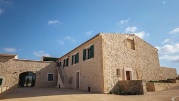 Vista frontal de la propiedad