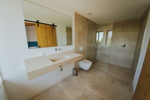 Suite, vista montagna | Bagno | Asciugacapelli, asciugamani, sapone, shampoo
