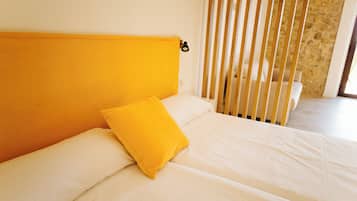 Suite junior, acceso para personas con movilidad reducida | 1 habitación, edredón, minibar y caja de seguridad en la habitación