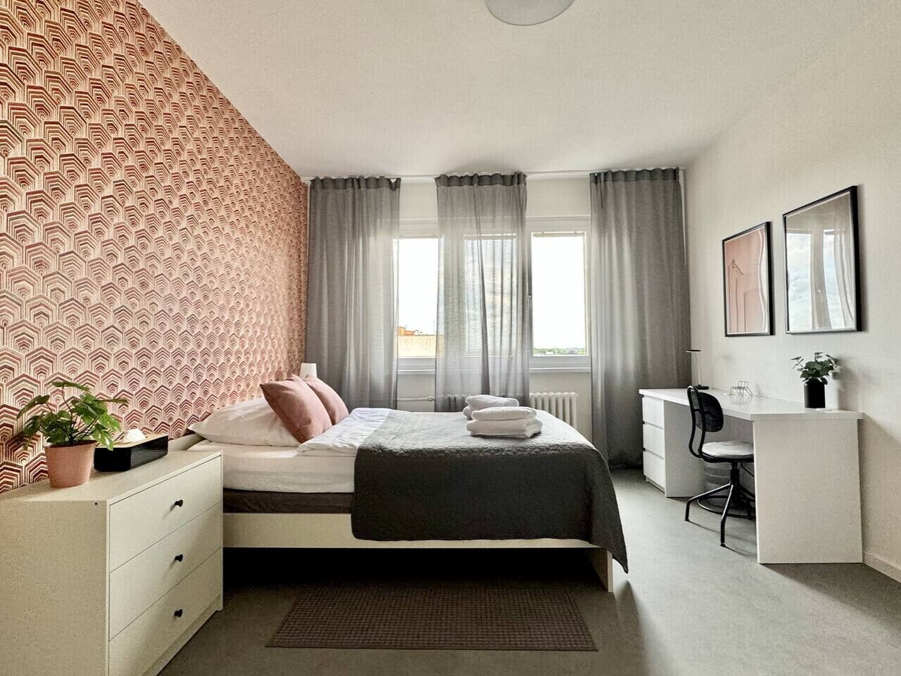 2 bedrooms, desk, iron/ironing board, WiFi