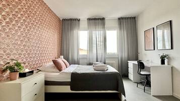 Desk, iron/ironing board, WiFi, bed sheets