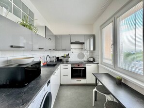 Fridge, oven, stovetop, dishwasher