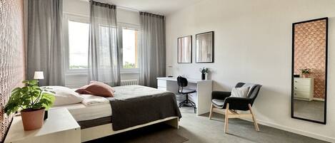 2 sovrum, skrivbord, strykjärn/strykbräda och wi-fi