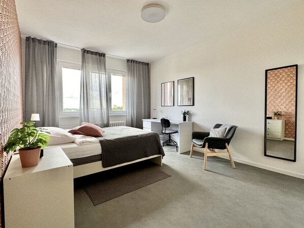 Desk, iron/ironing board, WiFi, bed sheets