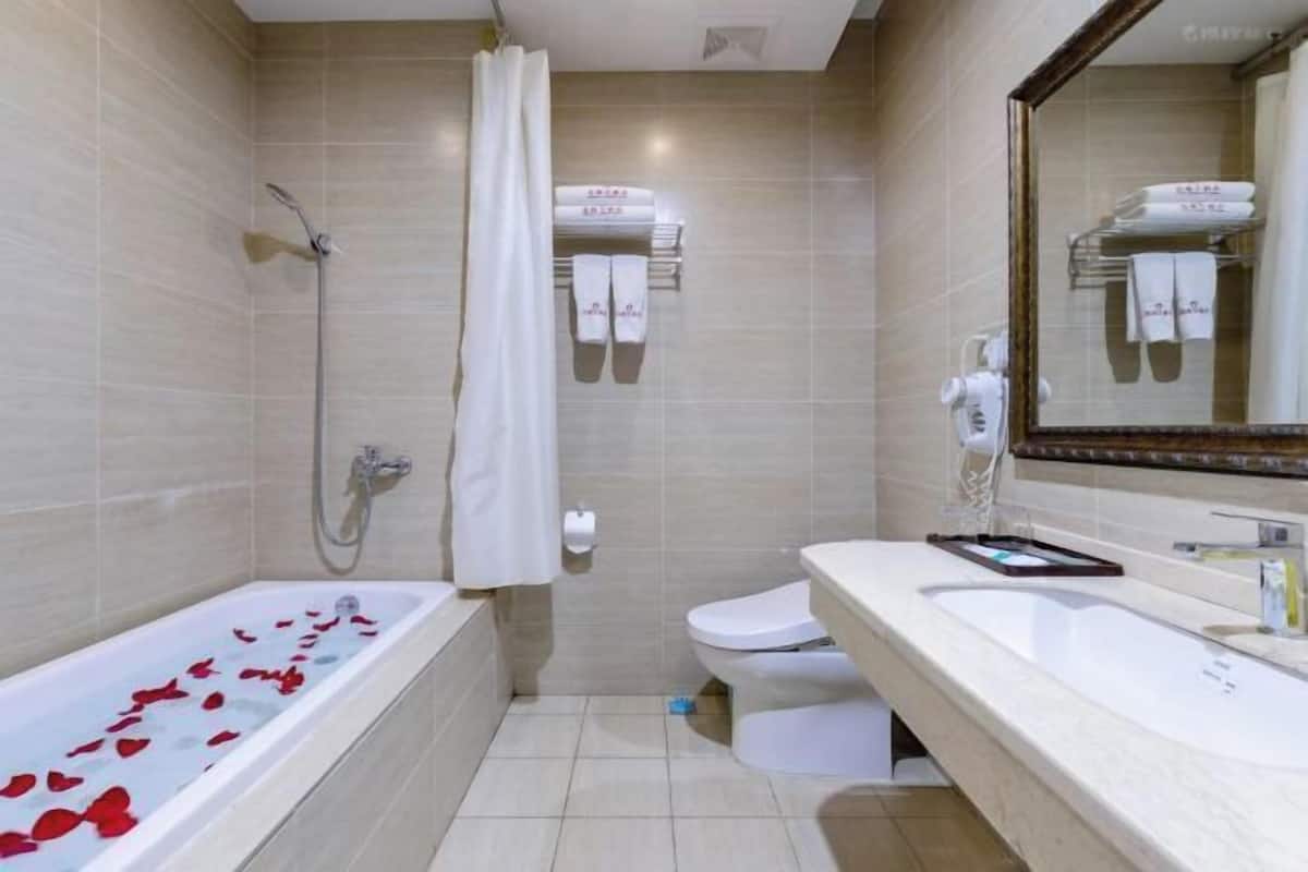 Ein modernes Badezimmer mit Badewanne, Toilette und Waschtisch.