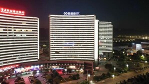 Un hôtel moderne, caractérisé par des rangées horizontales de fenêtres et une enseigne bien visible.