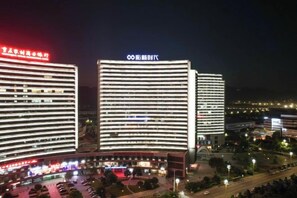 A hotel with multiple floors and a prominent sign. - Mujinhua Hotel (Chongqing)