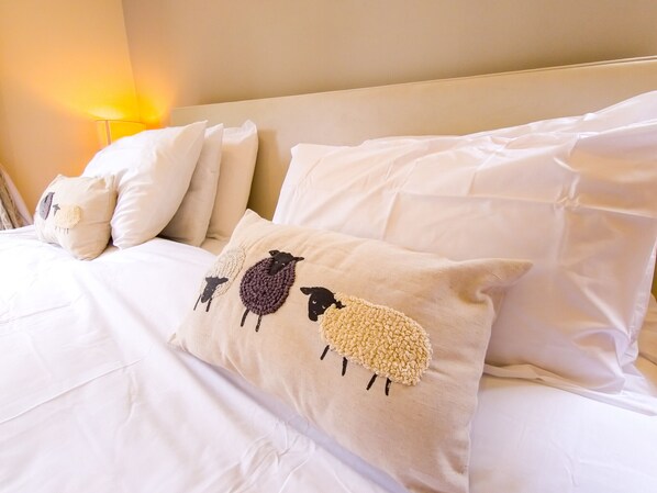 5 bedrooms, iron/ironing board, free WiFi, bed sheets