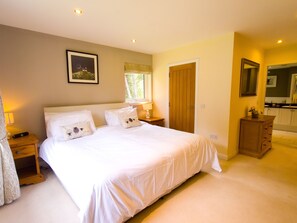 5 bedrooms, iron/ironing board, free WiFi, bed sheets
