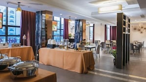 A modern hotel dining area with tables set for service, large windows, and contemporary decor. - Vienna Hotel Haikou International Trade City Friendship Sunshine City (Haikou)