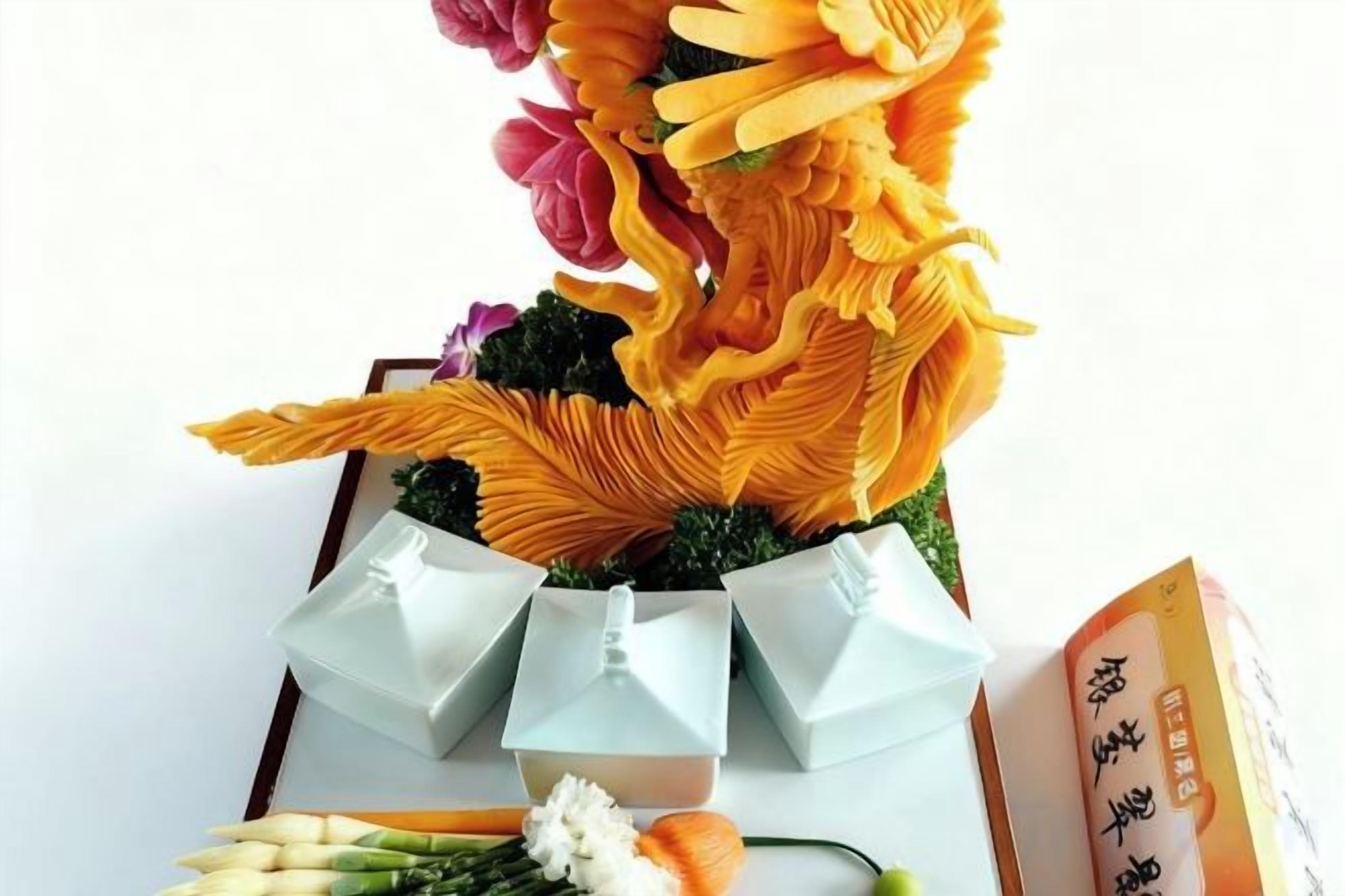 Un ramo de flores, una caja de regalo y una tarjeta sobre una mesa.