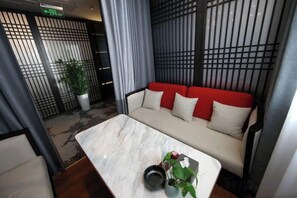 Un interior moderno con un sofá, una mesa y una planta en maceta.
