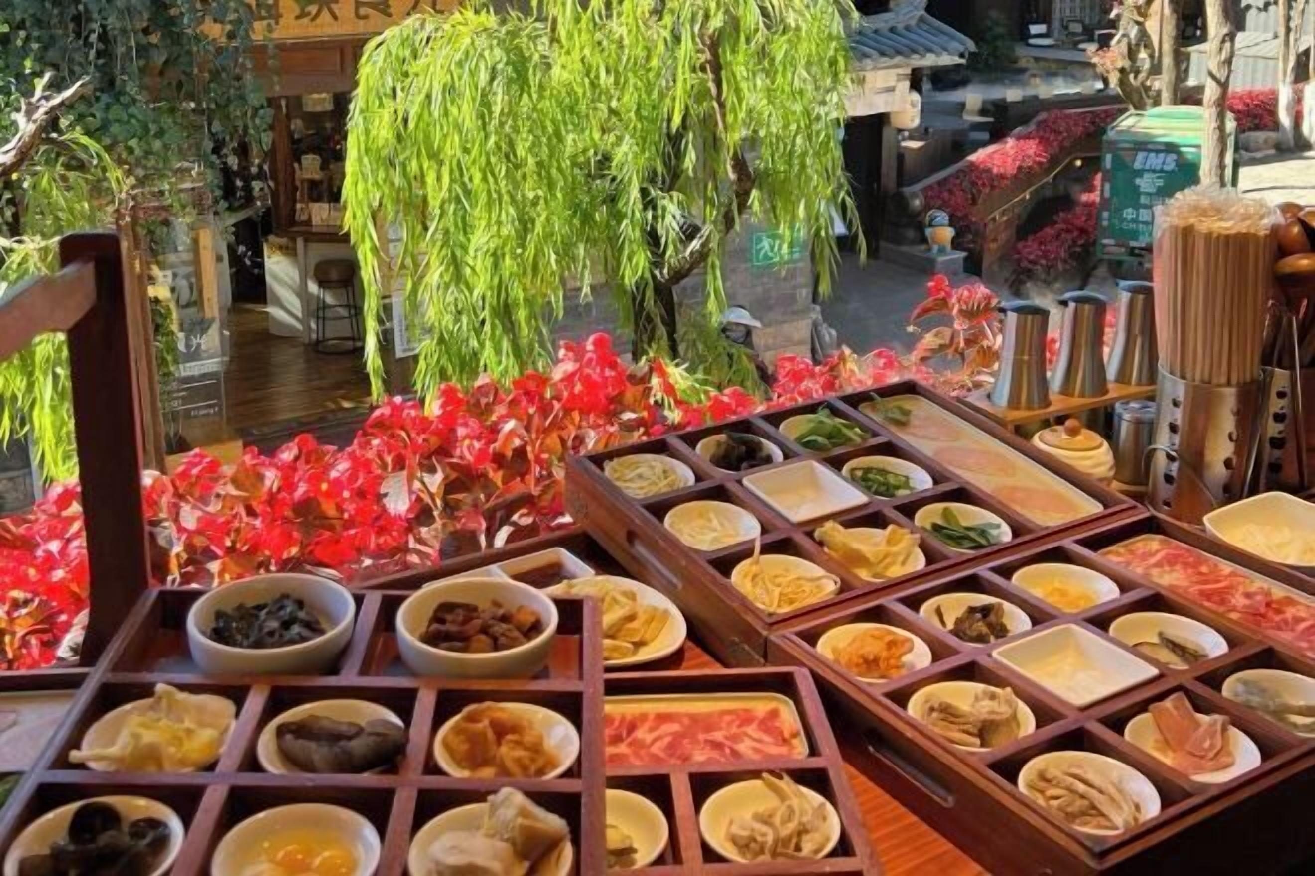 Un buffet proposant divers plats présentés dans des plateaux en bois.