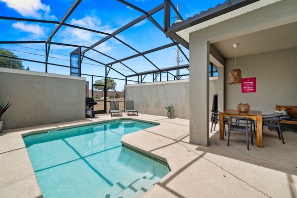 Una piscina al aire libre