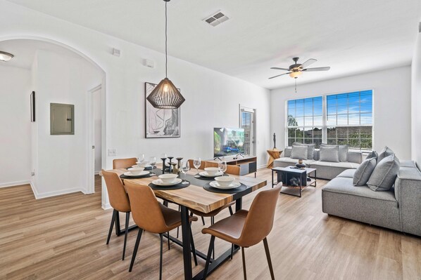 Dining - 2302 Butterfly Palm Way #302 (Kissimmee)