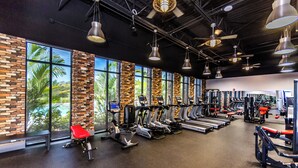Et fitnesscenter med løbebånd, motionscykler og styrkemaskiner.
