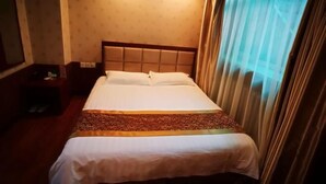 A hotel room with a bed, curtains, and a nightstand. - Hagongda Guest House (Hagongda Metro Station No.2 Branch) (Harbin)