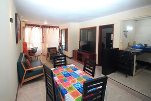 Leilighet – business, byutsikt | Oppholdsområde | TV