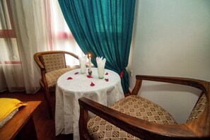 Dobbeltrom – standard, byutsikt | Oppholdsområde | TV