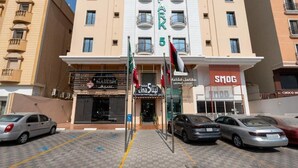 Un hotel a più piani con un cartello ben visibile che riporta 'Park 5'.
