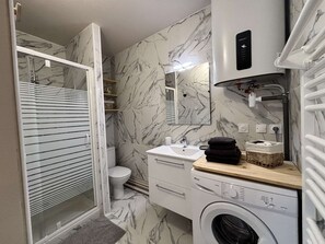 Douche, sèche-cheveux, serviettes fournies