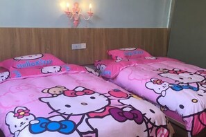 Habitació amb panell de fusta al capçal del llit, roba de llit rosa de Hello Kitty i una làmpada penjada a la paret.
