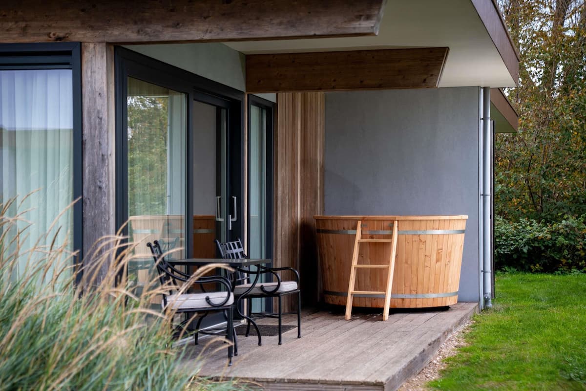 Suite, 1 King Bed | Soundproofing, free WiFi