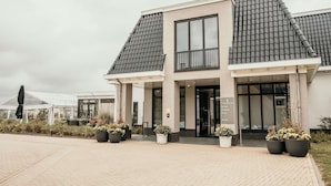 Indoor wedding - Hotel Ter Zand - Handwritten Collection (Burgh-Haamstede)