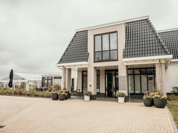 Indoor wedding - Hotel Ter Zand - Handwritten Collection (Burgh-Haamstede)