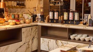 Frokostbuffé hver dag (EUR 23.50 per person)